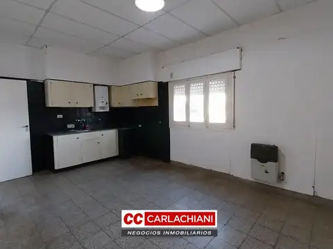 Casa 6 ambientes con 2 baños