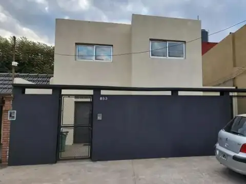 Casa 6 AMBIENTES al frente con PILETA y QUINCHO apto credito