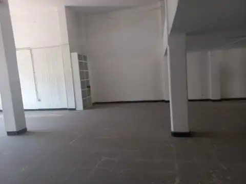 Venta de propiedad con locales en calle Urquiza 68