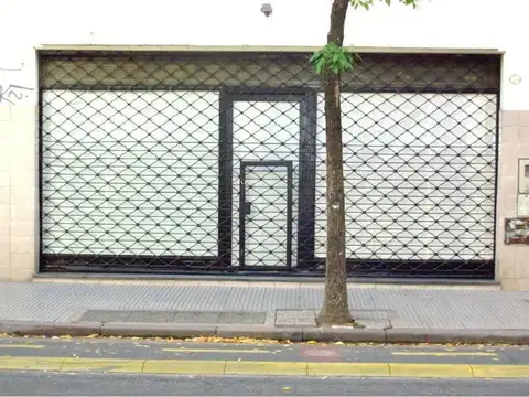 Local en PBº Y SOTANO. RECICLADO.BAÑO CON DUCHA. Al Valor del Alquiler Hay que sumarle el IVA.