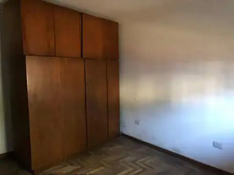 casa dos dormitorios con patio y garaje