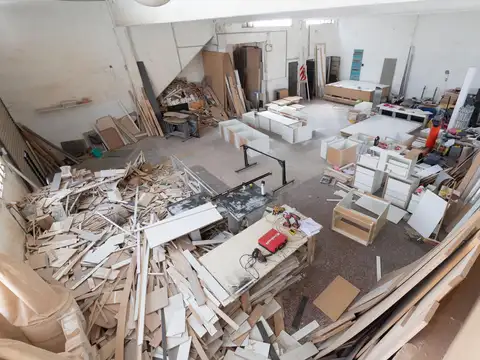 VENTA Depósito con doble altura y oficina  en Villa Lynch PERMUTA