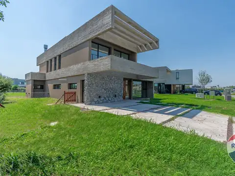 Casa en Venta con 2 cocheras