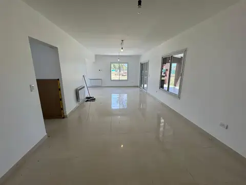 Casa 4 ambientes con 2 baños