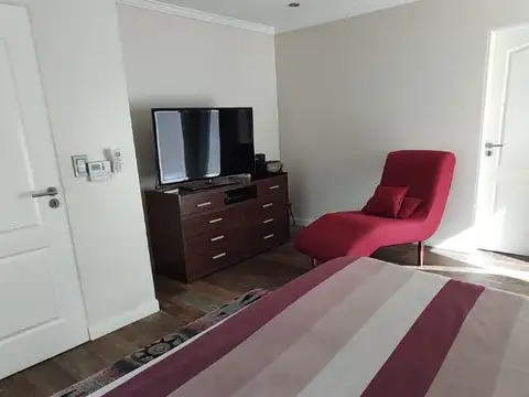 Casa 5 ambientes con 4 baños