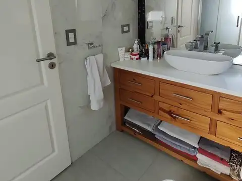 Casa en Alquiler con 2 cocheras