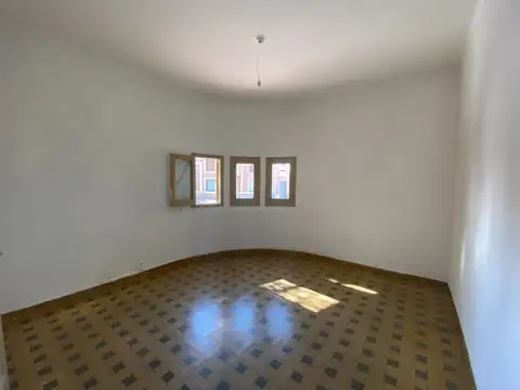 Casa 9 ambientes con 2 baños