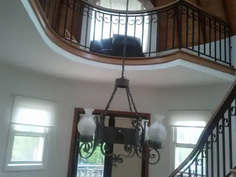 Casa 8 ambientes con 5 baños