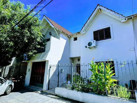 Alquiler PH Castelar Norte, 3 dormitorios, cochera cubierta, patio y terraza, ubicación inmejorable