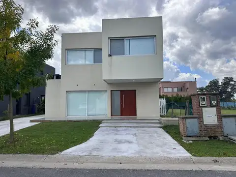 Venta casa 4 ambientes con piscina . Vila Marina. Villanueva