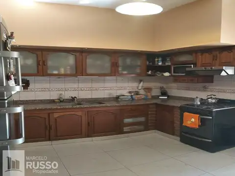 Casa en Venta con 2 cocheras