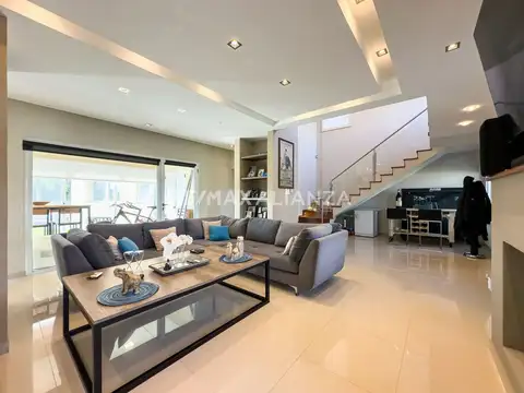 Casa en Venta con 3 cocheras