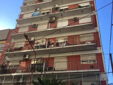 Departamento 3 ambientes con balcón al frente y lavadero. Excelente zona