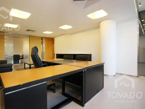 Oficina 8 ambientes con 2 baños