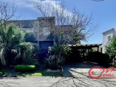 Casa en venta c/ cochera en El Atardecer