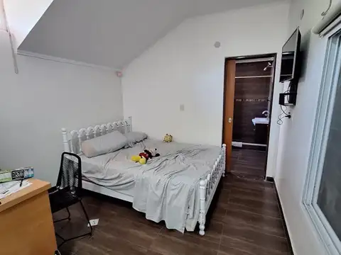 Don Bosco. Venta. Chalet c/ gge Fdo libre, patio y quincho.