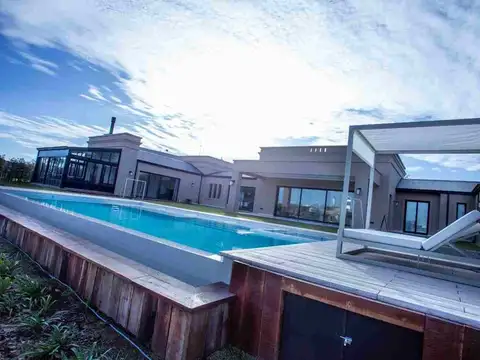 Casa en Alquiler con 4 cocheras