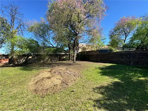 Casa en Alquiler con 2 cocheras