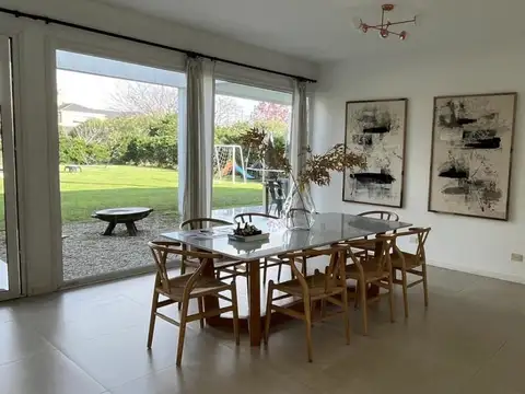 Casa en Venta con 2 cocheras