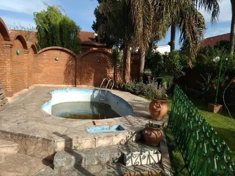 Casa 6 ambientes con 2 baños