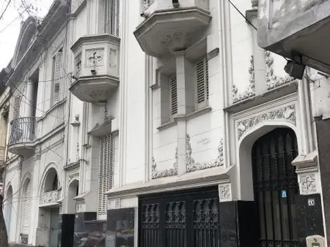 Antiguo PH, a reciclar, 6 amb c/2 patios - Flores