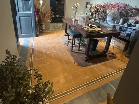 OPENHOUSE ofrece en alquiler una bella casa antigua , totalmente reciclada en calle roque sáenz peña