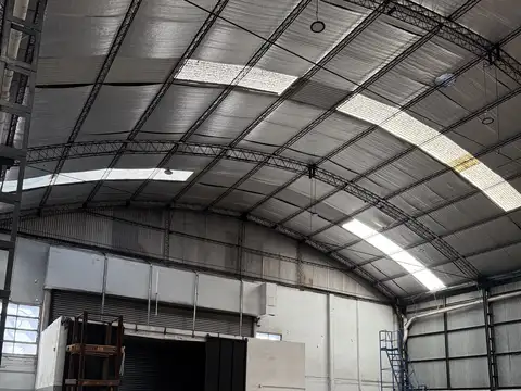 Excelente Nave Industriales en Alquiler - 1530 m2-  C/ Oficina. La Tablada.