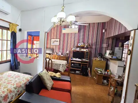 VENTA MUY BUENA CASA 3 AMBIENTES CON COCHERA Y PATIO EN CARAPACHAY