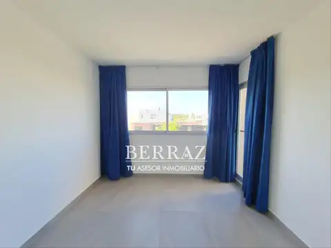 Casa en Alquiler con 3 cocheras