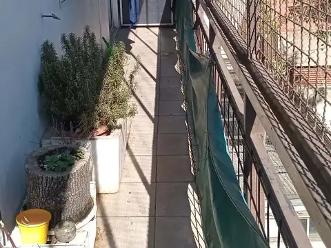 4 Ambienes al contrafrente con balcon corrido