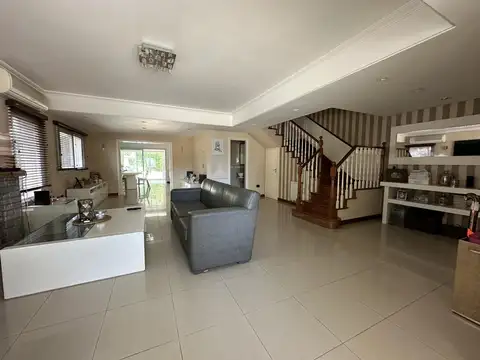 Casa 6 ambientes con 3 baños
