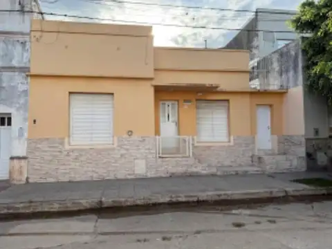 Alquiler de casa 2 dormitorios e importante patio.