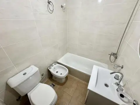 Departamento 3 ambientes con cochera en excelente ubicación.