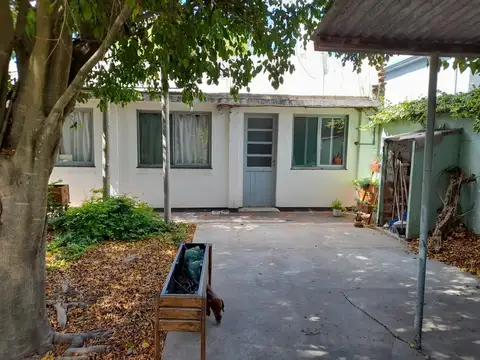 Casa en venta - 2 Dormitorios 1 Baño - 216Mts2 - Los Hornos