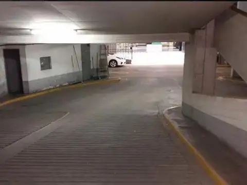 Cochera grande, fija y cubierta en microcentro