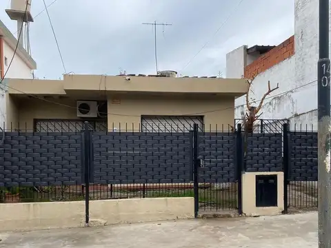 CON RENTA - CASA 3 AMBIENTES CON COCHERA Y PATIO