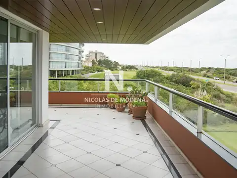 Espectacular departamento de 4 dormitorios en venta frente al mar. Playa Brava.