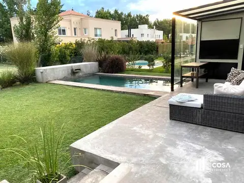 En venta casa 2 dormitorios con jardín y piscina Los Pasos del Jockey Fisherton Rosario