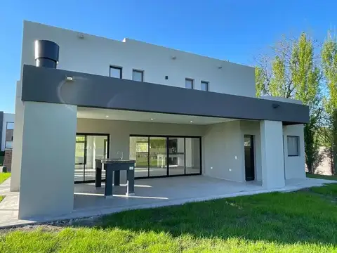 Casa en Lagoon  Pilar 100