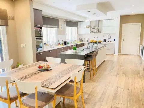 Propiedad estilo Francés - Parque Leloir - 4/5 dormitorios