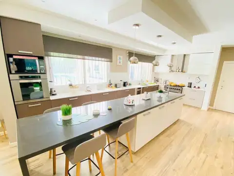 Casa 5 ambientes con 6 baños