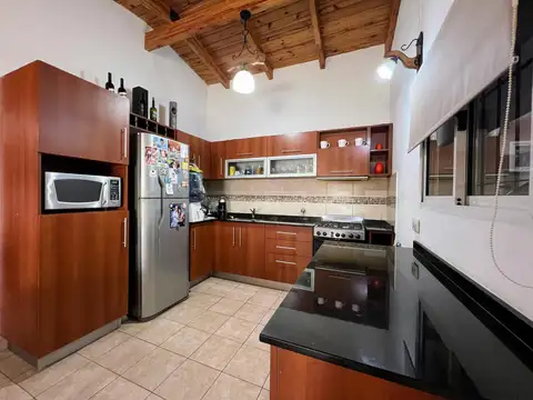 Casa 7 ambientes con 2 baños