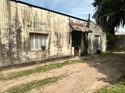 CASA EN VENTA GONNET AMPLIO LOTE Y GALPÓN