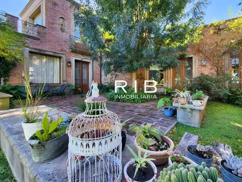 Casa en Venta con 4 cocheras