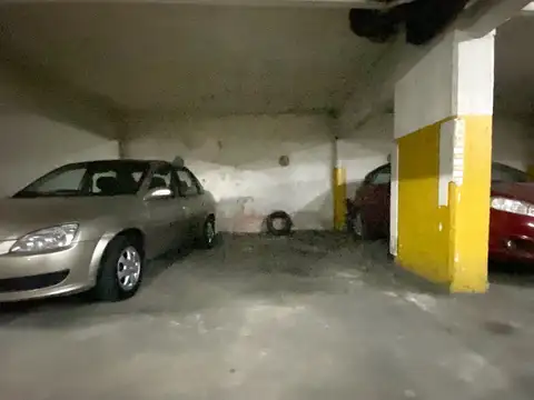 Cómoda cochera en venta ubicada en calle Paraguay 467. Fácil acceso. Seguridad.