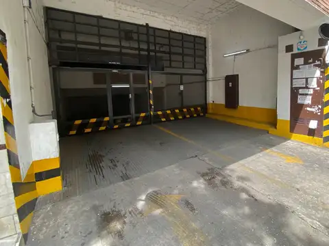 Cómoda cochera en venta ubicada en calle Paraguay 467. Fácil acceso. Seguridad.