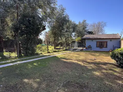 Casa en venta en gran terreno con dos locales y un depto monoambiente en Del Viso, Pilar