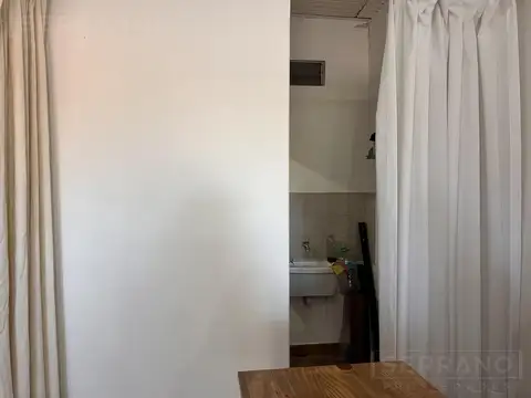 Casa en venta en gran terreno con dos locales y un depto monoambiente en Del Viso, Pilar