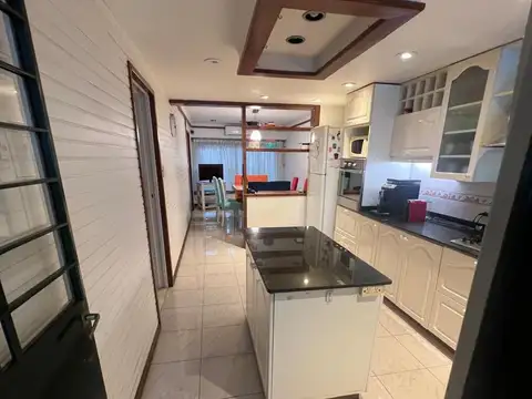 Casa 6 ambientes con 2 baños