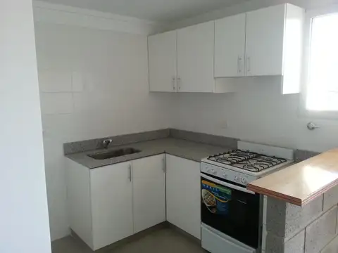 2 ambientes a lcontra frente con balcon y cochera